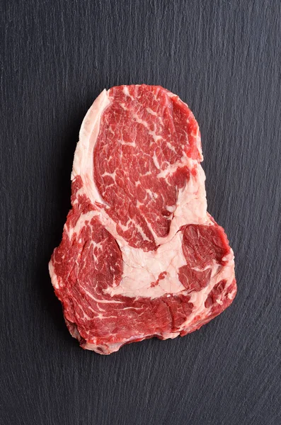 Bife de carne de vaca Prime Black Angus cru fresco no fundo de pedra — Fotografia de Stock