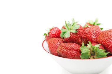 Beyaz bir kasede yalıtılmış çilekler.