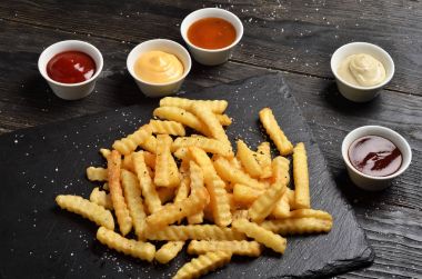 Patates kızartması sosları ile taş plaka üzerinde