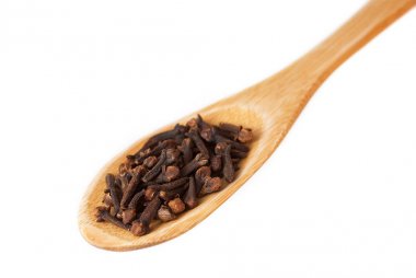 tahta kaşık üzerine beyaz izole içinde karanfil