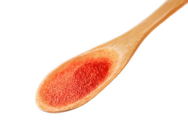 Papryka czerwona w drewnianą łyżką na białym tle — Zdjęcie stockowe
