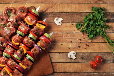 Taze çiğ et ve sebze ızgara şiş üzerinde