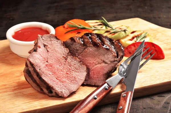 Mittelseltenes Filet Mignon Steak auf Holzbrett, ausgewählter Schwerpunkt — Stockfoto