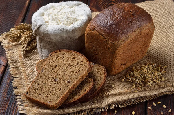 Буханка ржаного хлеба с ломтиками — стоковое фото