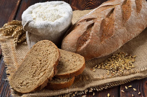 Буханка ржаного хлеба с ломтиками — стоковое фото