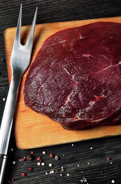 Carne fresca de búfalo cruda en tabla de cortar — Foto de Stock