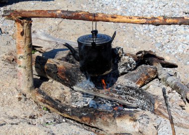 Kayanın üzerinde duran bir çömlek