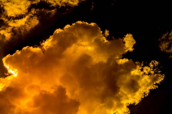 Nuvem de nevoeiro que parece uma chama quente — Fotografia de Stock
