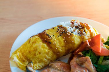 Aromalı kızarmış pirinç omlet