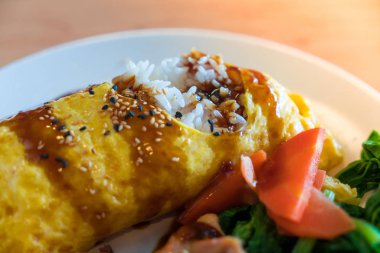 Aromalı kızarmış pirinç omlet