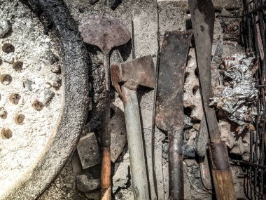 eski mutfak bıçağı bir kepçe ile