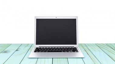 Ahşap masa üstünde laptop