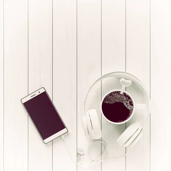 Schwarzes Kaffeetrinken mit Headset und Smartphone — Stockfoto