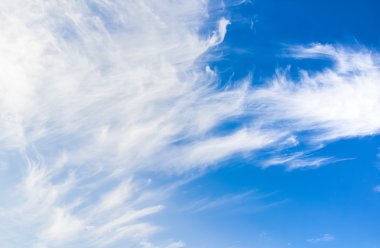 doğal mercek parlaması ve mavi gökyüzü bulutlu ışınları yayar. Arka plan, zemin, duvar kağıdı, ekran ve sanat tasarımı için uygun.