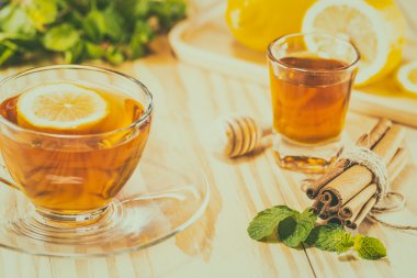 Bir fincan çay ahşap masa üzerinde. Sen-ebilmek uygulamak için arka plan, bac