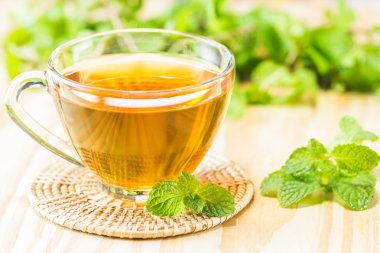 Bir fincan çay ahşap masa üzerinde. Sen-ebilmek uygulamak için arka plan, bac