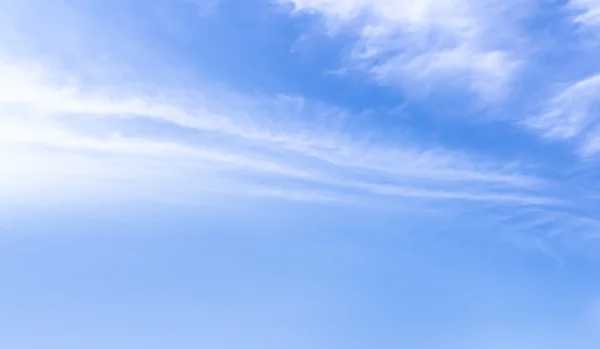 Llamarada de lente natural y rayos radiantes en un cielo azul con nubes. Que adecuado para el fondo, telón de fondo, papel pintado, pantalla y diseño de obras de arte . — Foto de Stock