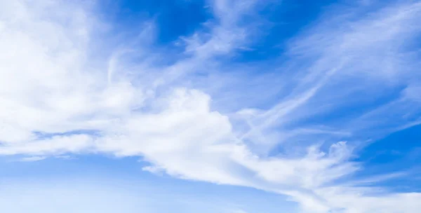 Brillamento lente naturale e raggi radianti in un cielo blu con nuvole. Quello adatto per sfondo, sfondo, carta da parati, visualizzazione e disegno dell'opera d'arte . — Foto Stock