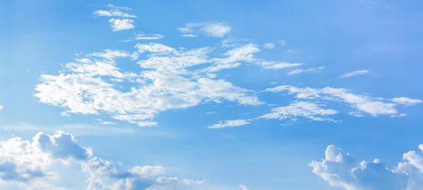 Naturliga linsen flare och strålar strålar i en blå himmel med moln. Utforma som är lämplig för bakgrund, bakgrund, bakgrundsbild, display och konstverk. — Stockfoto