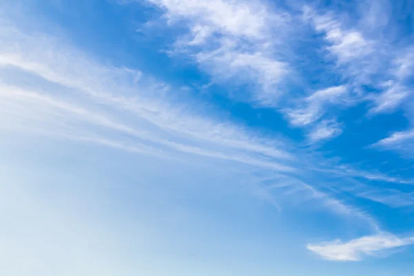 Llamarada de lente natural y rayos radiantes en un cielo azul con nubes. Que adecuado para el fondo, telón de fondo, papel pintado, pantalla y diseño de obras de arte . — Foto de Stock