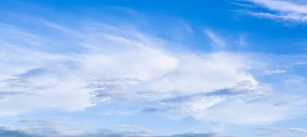 Llamarada de lente natural y rayos radiantes en un cielo azul con nubes. Que adecuado para el fondo, telón de fondo, papel pintado, pantalla y diseño de obras de arte . — Foto de Stock