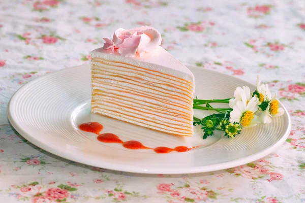 Torta crespata alla vaniglia guarnita con salsa di fragole. Sembra fresco. — Foto Stock