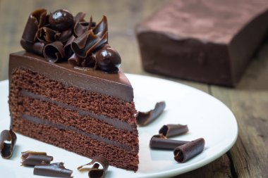 Çikolatalı pasta. Koyu çikolata Curl ile süsleyin. Bu l