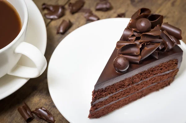 Chocolade fudge cake. Versier met krul van donkere chocolade. Het l — Stockfoto