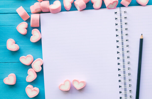 Маршмэллоу в форме розового сердца для темы любви и концепции Валентина
