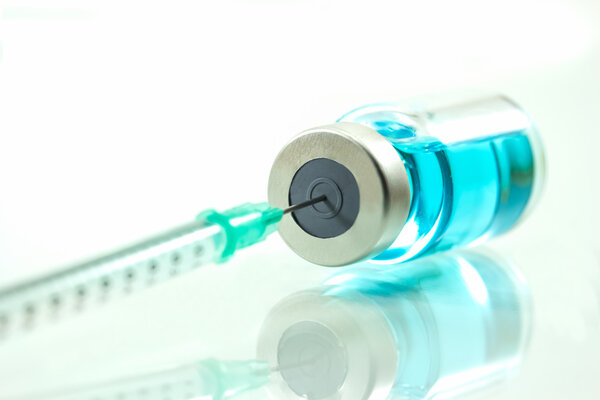 медицинский шприц и лекарства изолированы на белом фоне
