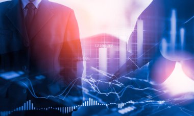 Dijital borsa finansal arka plan üzerinde iş adamı. Basamak