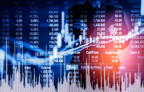 Dijital borsa finansal arka plan üzerinde iş adamı. Basamak