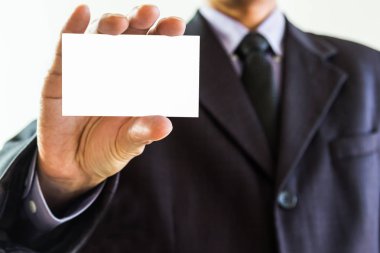 Kartvizit closeup gösterilen iş adamı üzerinde beyaz backgro vurdu