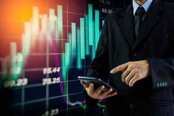 Uomo d'affari sul mercato azionario digitale indicatore finanziario backgro — Foto Stock