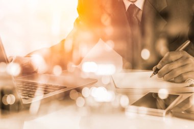 İş adamı dijital borsa finansal gösterge backgro üzerinde