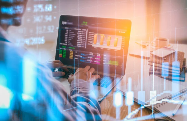 Hombre de negocios de doble exposición en bolsa financiera. Existencias — Foto de Stock