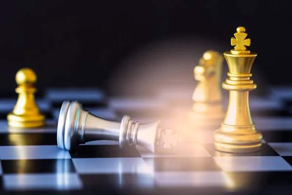 Стратегическая шахматная битва Разведка вызов игры на шахматной доске . — стоковое фото