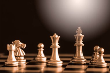Strateji satranç dövüşü Satranç tahtasında zeka meydan okuma oyunu.