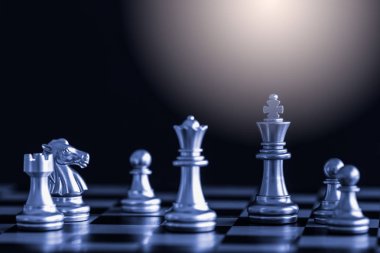 Strateji satranç dövüşü Satranç tahtasında zeka meydan okuma oyunu.