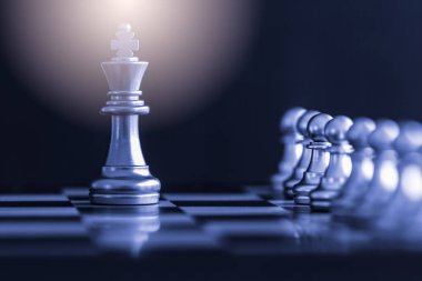 Strateji satranç dövüşü Satranç tahtasında zeka meydan okuma oyunu.