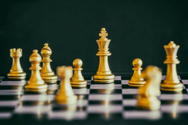 Strateji satranç dövüşü Satranç tahtasında zeka meydan okuma oyunu.