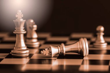 Strateji satranç dövüşü Satranç tahtasında zeka meydan okuma oyunu.