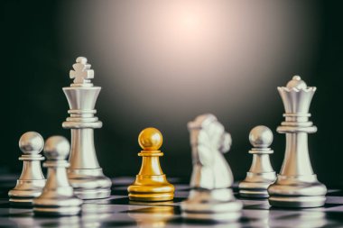 Strateji satranç dövüşü Satranç tahtasında zeka meydan okuma oyunu.