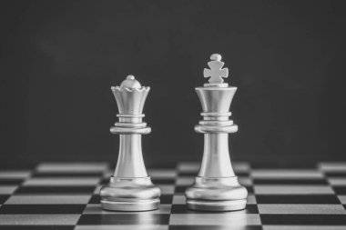 Strateji satranç dövüşü Satranç tahtasında zeka meydan okuma oyunu.