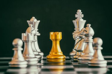 Strateji satranç dövüşü Satranç tahtasında zeka meydan okuma oyunu.