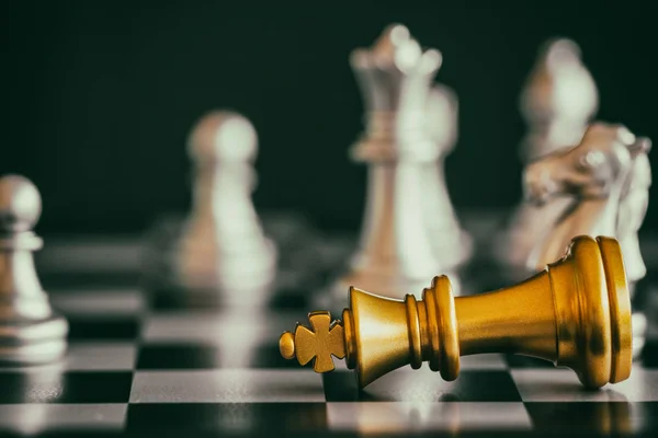 Стратегическая шахматная битва Разведка вызов игры на шахматной доске . — стоковое фото