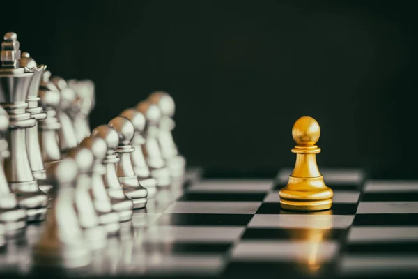 Estratégia de xadrez batalha Inteligência desafio jogo no tabuleiro de xadrez . — Fotografia de Stock