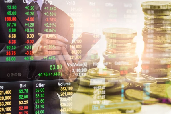 Zakenman op beurs financiële handel indicator pagina — Stockfoto