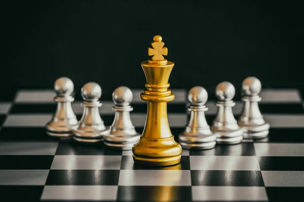 Estratégia de xadrez batalha Inteligência desafio jogo no tabuleiro de xadrez . — Fotografia de Stock
