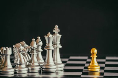 Strateji satranç dövüşü Satranç tahtasında zeka meydan okuma oyunu.